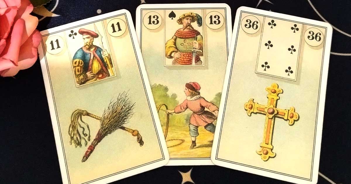 Três cartas do baralho Lenormand em sequência, da esquerda para direita, sendo as cartas: 11 - chicote; 13 - a criança e 36 - A cruz.